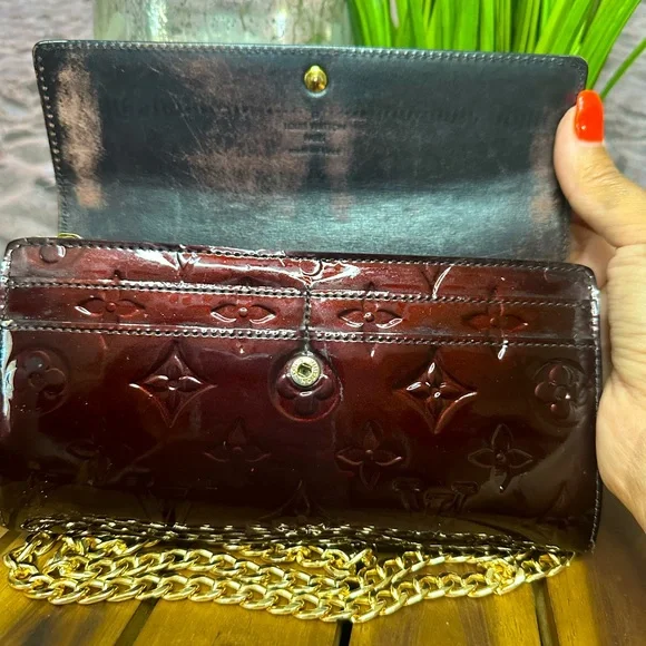 LOUIS VUITTON VERNIS BURGUNDY WALLET ON CHAIN/CROSSBODY - Picture 4 of 15